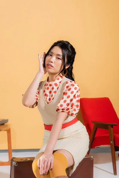 Moda Asiático Mujer Sentado Retro Maleta Naranja Fondo — Foto de Stock