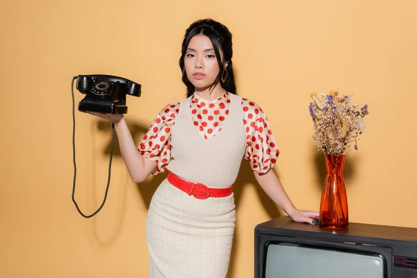 Asian Model Holding Retro Telephone Flowers Orange Background — Stock Photo, Image