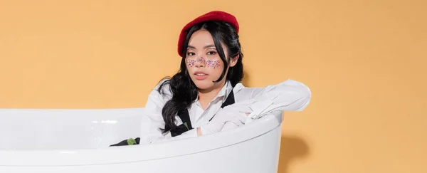 Young Asian Woman Glitter Makeup Vintage Clothes Sitting Bathtub Orange — Stock Photo, Image