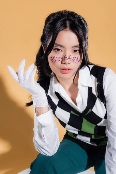 Modelo Asiático Elegante Com Maquiagem Posando Fundo Laranja — Fotografia de Stock