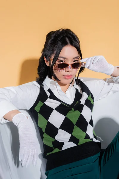 Asian Model Sunglasses Vintage Clothes Sitting Bathtub Orange Background — Stock Photo, Image