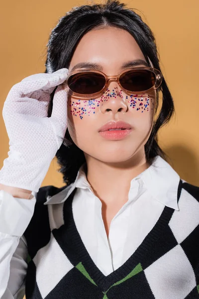 Retrato Modelo Asiático Elegante Sosteniendo Gafas Sol Sobre Fondo Naranja — Foto de Stock