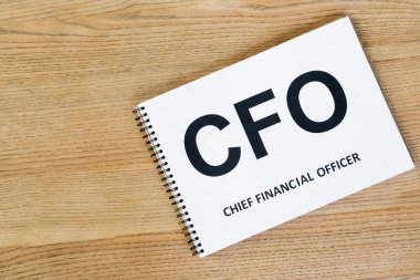 Cfo kısaltması ve masasında baş finans memuru harfleri olan defterin üst görüntüsü