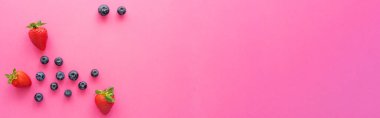 Pembe yüzeydeki doğal böğürtlenlerin üst görüntüsü, afiş 