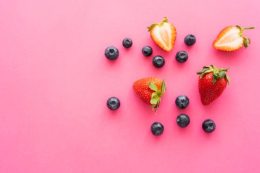 Üst kesim manzarası ve tüm böğürtlenler pembe arkaplanda 