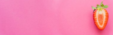 Pembe arka planda doğal kesilmiş çilek manzarası, afiş 