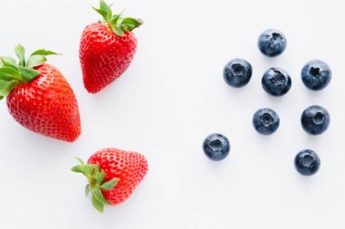 Beyaz arka planda çilek ve yaban mersini manzarası 