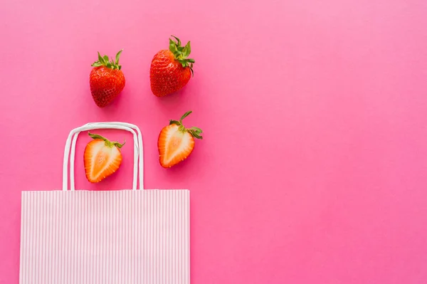 Vista Superior Fresas Frescas Cerca Bolsa Compras Sobre Fondo Rosa — Foto de Stock