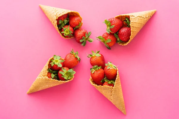 Acostado Plano Con Fresas Orgánicas Conos Waffle Dulce Sobre Fondo — Foto de Stock