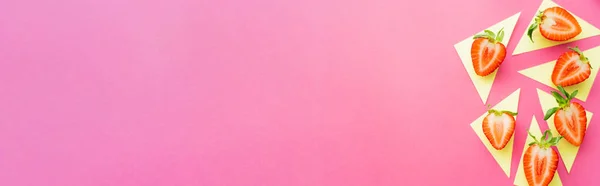 Вид Зверху Розрізану Полуницю Жовтих Трикутниках Рожевому Фоні Банер — стокове фото