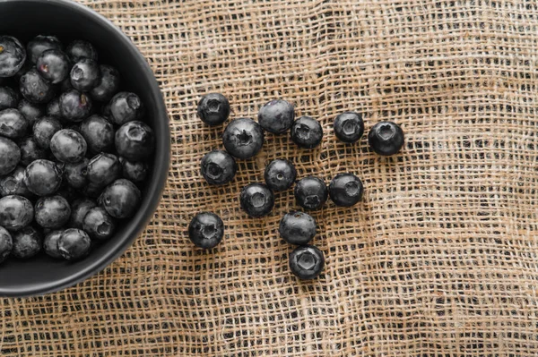 Yaban mersinlerini çuval bezinin üstünde