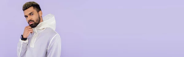 Афроамериканський Спортсмен Стильній Спортивній Манері Дивиться Камеру Ізольовану Фіолетовому Прапорі — стокове фото