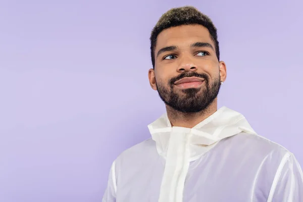 Homem Americano Africano Feliz Barbudo Olhando Para Longe Isolado Roxo — Fotografia de Stock