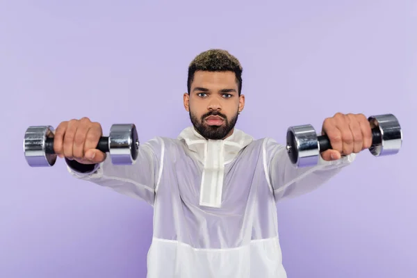 Barbudo Hombre Afroamericano Haciendo Ejercicio Con Mancuernas Aisladas Púrpura — Foto de Stock