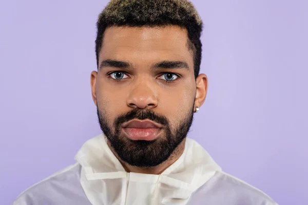 Retrato Hombre Afroamericano Barbudo Con Ojos Azules Aislados Púrpura —  Fotos de Stock