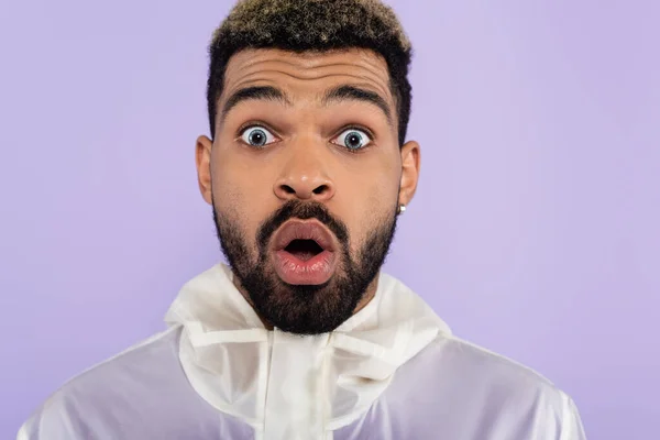 Retrato Homem Afro Americano Chocado Com Olhos Azuis Isolados Roxo — Fotografia de Stock