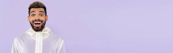 Портрет Взволнованного Африканского Американца Голубыми Глазами Изолированными Фиолетовом Баннере — стоковое фото