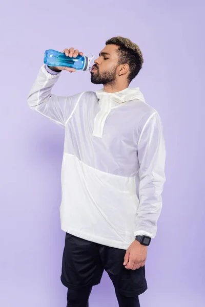 Joven Afroamericano Deportista Celebración Deportes Botella Beber Agua Refrescante Púrpura — Foto de Stock