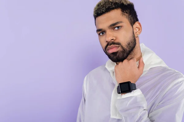 Joven Deportista Afroamericano Posando Con Reloj Inteligente Aislado Púrpura — Foto de Stock