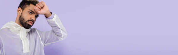 Портрет Втомленого Молодого Афроамериканця Блакитними Очима Ізольовані Фіолетовому Банер — стокове фото