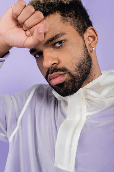 Retrato Hombre Afroamericano Barbudo Joven Con Ojos Azules Aislados Púrpura — Foto de Stock