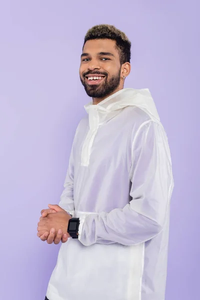 Vrolijk Jong Afrikaans Amerikaanse Sportman Met Slimme Horloge Poseren Met — Stockfoto