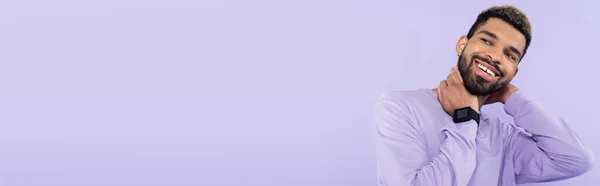 Barbudo Hombre Afroamericano Suéter Sonriendo Aislado Púrpura Pancarta —  Fotos de Stock