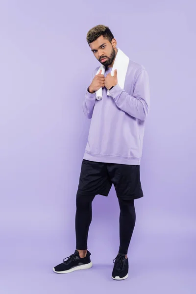 長い髭を生やしたアフリカ系アメリカ人男性のセーターに白いタオルを身につけて紫色のカメラを見ると — ストック写真