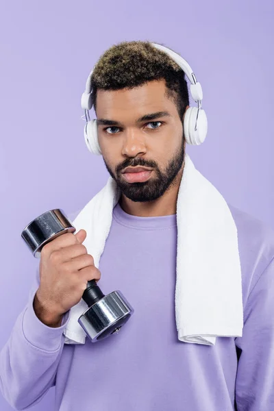 戴耳机 留着胡子的非洲裔美国人 带着紫色隔离哑铃进行锻炼 — 图库照片