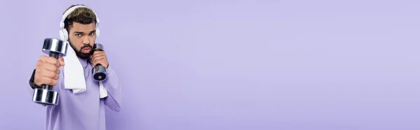 Спортивний Афроамериканський Чоловік Навушниках Вправляється Гантелями Ізольовано Фіолетовому Банер — стокове фото