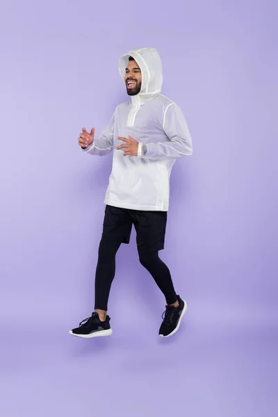 Full Längd Glada Afrikanska Amerikanska Mannen Sportkläder Leviterar Lila — Stockfoto