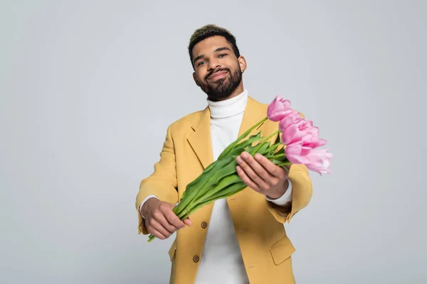 Elégedett Afro Amerikai Férfi Elegáns Ruhát Gazdaság Csokor Rózsaszín Tulipán — Stock Fotó
