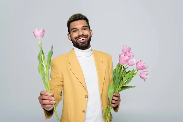 Joyeux Homme Afro Américain Tenue Élégante Tenant Bouquet Tulipes Roses — Photo