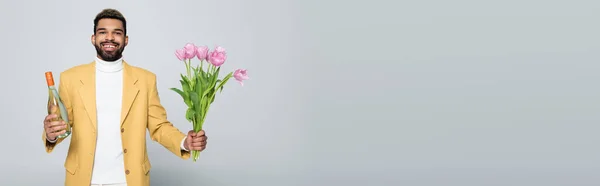 Positivo Uomo Afroamericano Abito Elegante Che Tiene Bouquet Tulipani Rosa — Foto Stock