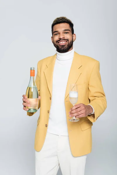 Heureux Homme Afro Américain Tenue Élégante Tenant Bouteille Verre Champagne — Photo