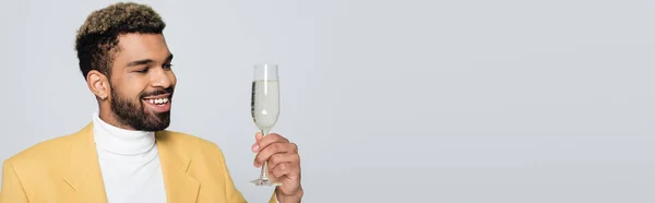 Счастливый Африканский Американец Стильном Наряде Бокалом Шампанского Изолированным Сером Баннере — стоковое фото
