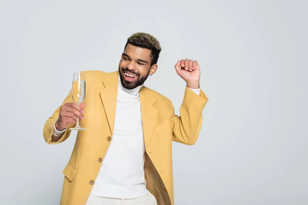 Alegre Afroamericano Hombre Elegante Traje Sosteniendo Copa Champán Aislado Gris —  Fotos de Stock