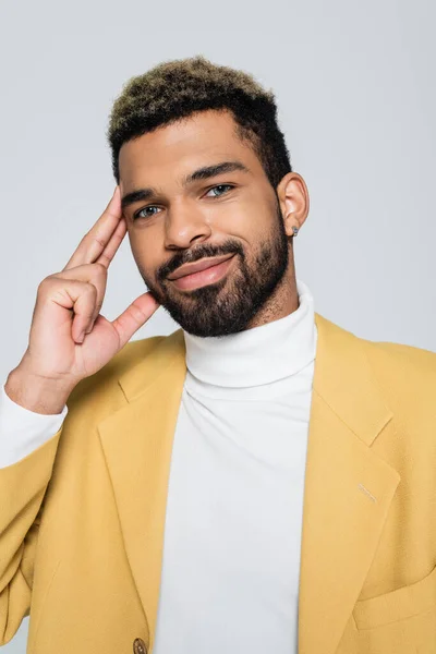 Sonriente Afroamericano Hombre Elegante Chaqueta Mirando Cámara Aislado Gris —  Fotos de Stock