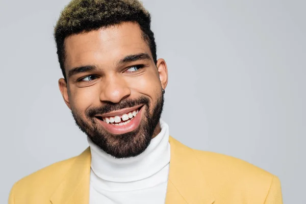 Retrato Hombre Afroamericano Positivo Chaqueta Elegante Sonriendo Aislado Gris — Foto de Stock