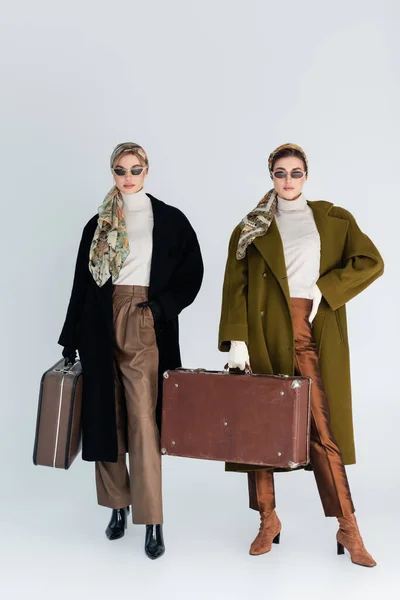 Longitud Completa Las Mujeres Con Estilo Abrigos Gafas Sol Posando — Foto de Stock