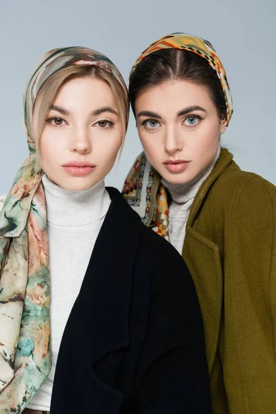 Elegante Vrouwen Patroon Kerchiefs Kijken Naar Camera Geïsoleerd Grijs — Stockfoto