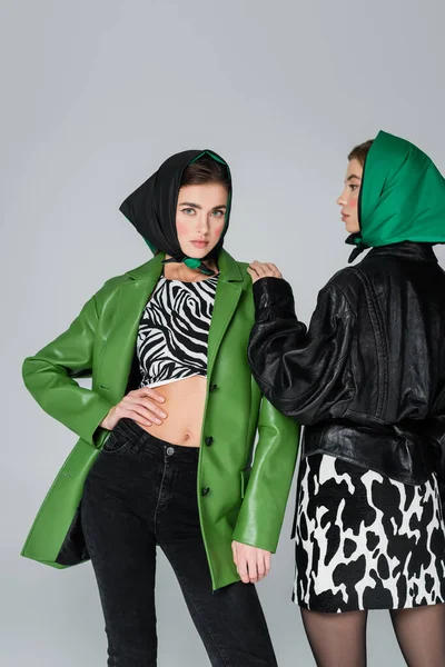 Mujer Moda Chaqueta Cuero Verde Top Animal Posando Cerca Amigo — Foto de Stock