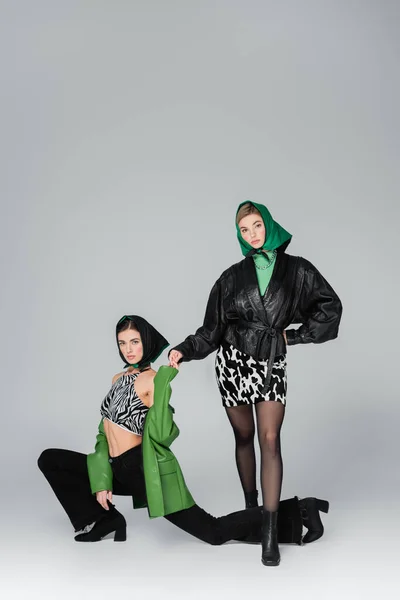 Frauen Modischer Kleidung Mit Animal Print Halten Händchen Während Sie — Stockfoto