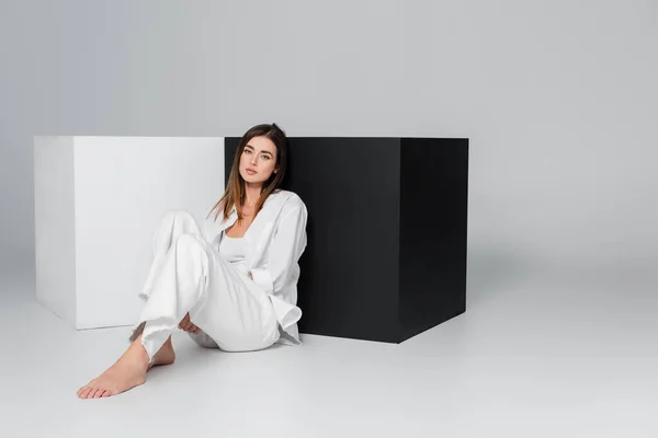 Longitud Completa Mujer Descalza Sentada Cerca Cubos Blancos Negros Sobre —  Fotos de Stock