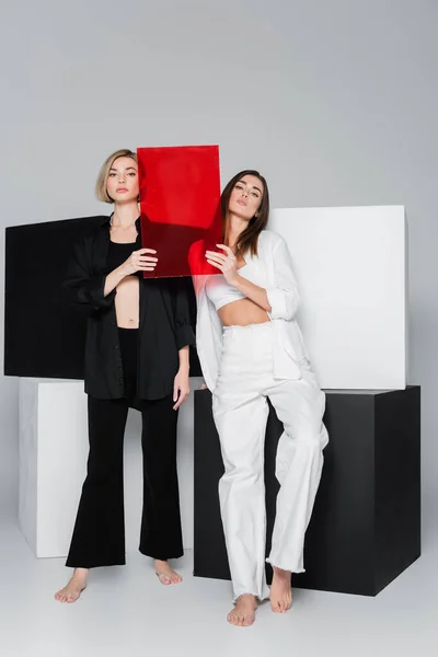 Longitud Completa Mujeres Descalzas Posando Con Vidrio Rojo Cerca Cubos — Foto de Stock