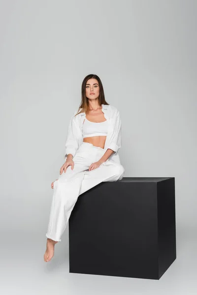 Longitud Completa Mujer Descalza Ropa Blanca Sentada Sobre Cubo Negro —  Fotos de Stock