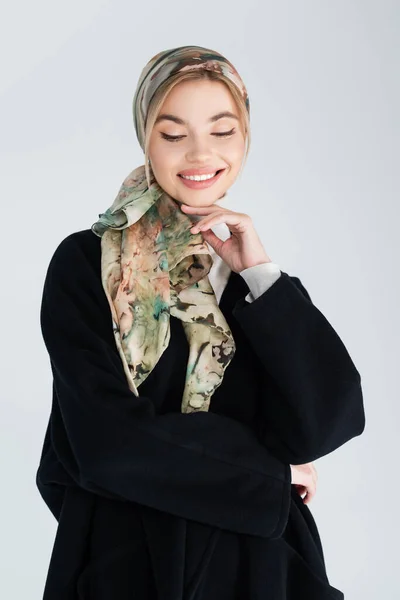 Mulher Feliz Kerchief Elegante Tocando Queixo Isolado Cinza — Fotografia de Stock