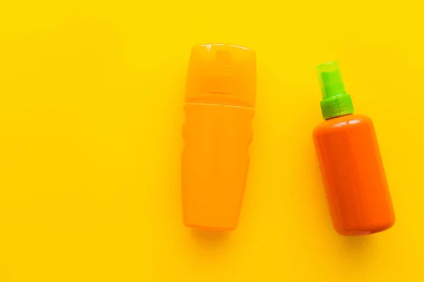 Vista Superior Botellas Protectores Solares Sobre Fondo Amarillo — Foto de Stock
