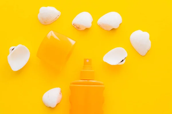 Top View Bottle Sunscreen White Seashells Yellow Background — Stock Photo, Image