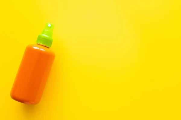 Vista Superior Botella Protector Solar Superficie Amarilla — Foto de Stock